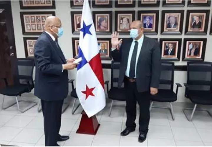 Edwin Navarro tiene una licenciatura en Administración de Empresas con especialización en Mercadeo y Negocios Internacionales 