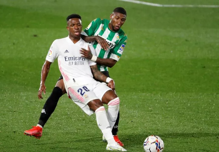 El extremo brasileño del Real Madrid Vinícius Jr (i) pelea un balón con Emerson Royal (i), defensa brasileño del Real Betis. Foto:AP