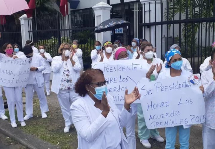 &quot;Gobierno honren con lo pactado&quot;, una las expresiones en una de las pancartas.  (Foto-Video: Landro Ortiz)