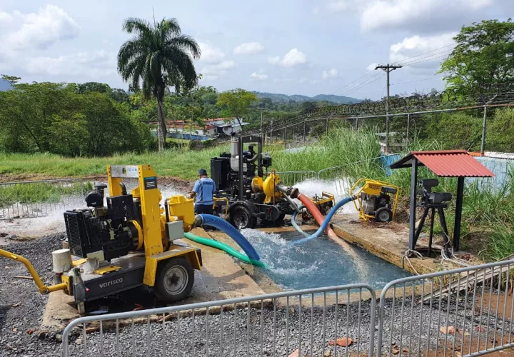 Personal de Idaan  trabaja en la reparación.
