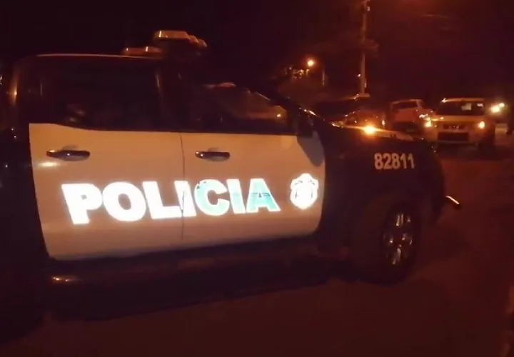 El cuerpo de la víctima fue encontrado en el portal de una residencia, la cual mantenía sus puertas cerradas.