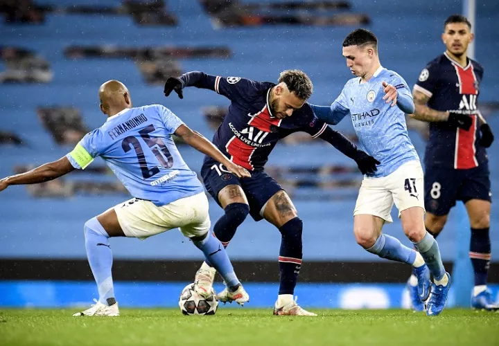 Neymar (C) trata de evadir a Fernandinho y Phil Foden. /EFE