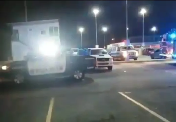 Rescate de los menores que estaban dormidos dentro del auto. (Foto-Video: CON)