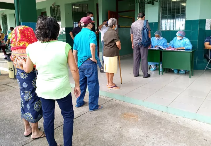 Las autoridades sanitarias advirtieron que esta nueva jornada de vacunación en el circuito 8-1 es solo para las personas que ya habían recibido la primera dosis de la vacuna.