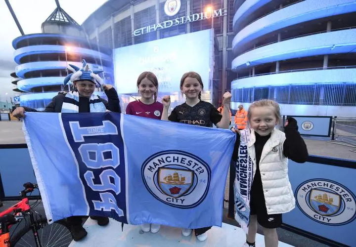 Los aficionados del City salieron a celebrar. Foto:EFE