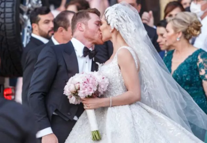 Saúl ‘Canelo’ Álvarez (izq.) y su esposa Fernanda Gómez durante la ceremonia religiosa. Foto: AP