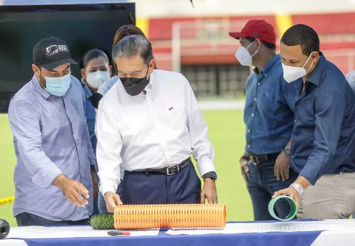 Un representante de la empresa encargada de la obra, explica al presidente de la República, Laurentino Cortizo, sobre la nueva grama. Foto: Presidencia de la República