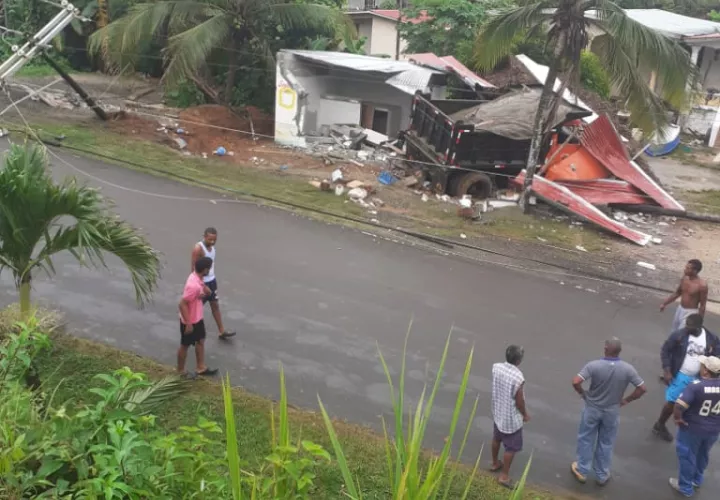 Se estrella contra estructura
