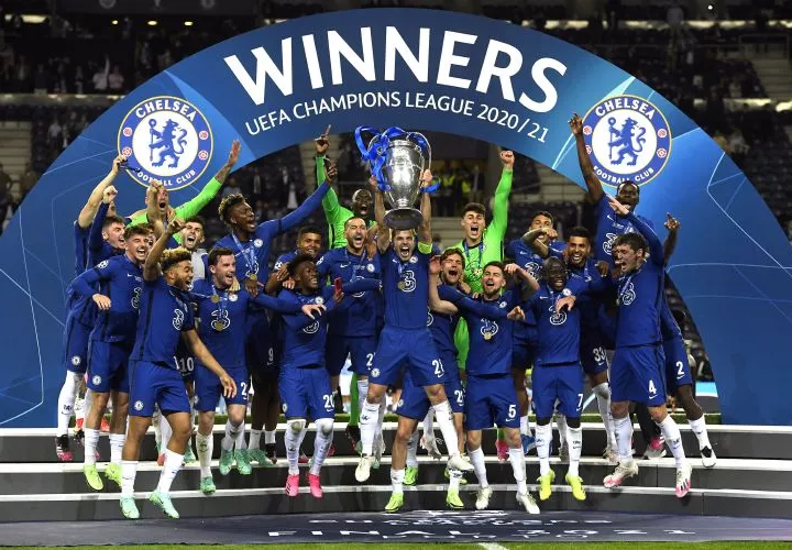 César Azpilicueta, capitán del Chelsea, levanta la “Orejona”. Foto:EFE