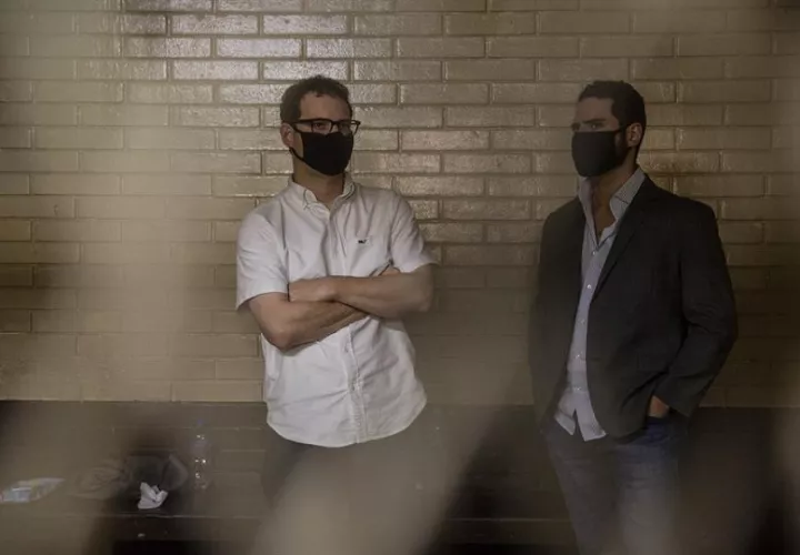 En la imagen aparecen los hermanos Luis Enrique (i) y Ricardo Alberto Martinelli Linares. Foto:  EFE Archivo