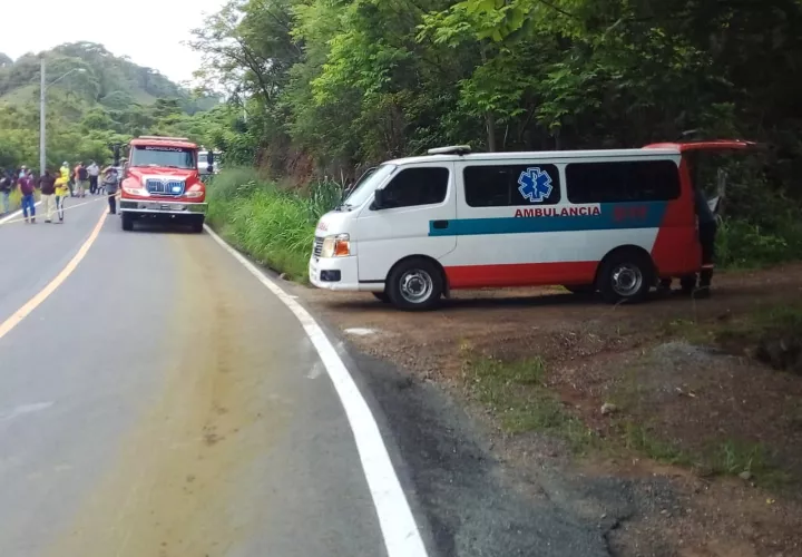  La víctima quedó tendida en la carretera, su muerte fue inmediata.