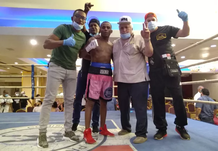 Liborio Solís junto a su equipo de trabajo luego del triunfo sobre el cubano Leosdan Núñez. Foto: Joel Isaac González