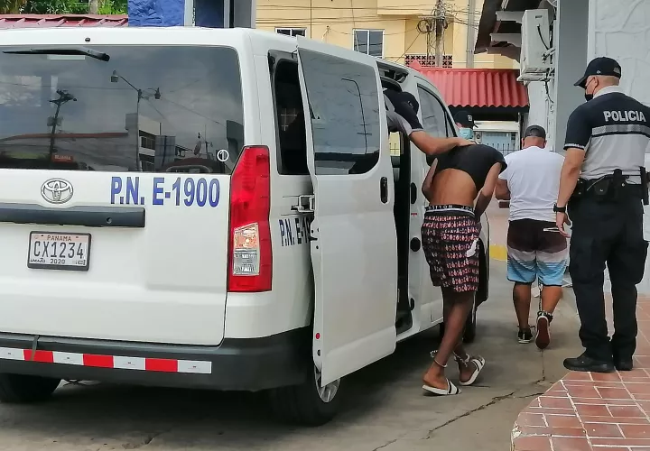 En medio de la persecución policial, dos unidades linces resultaron con heridas tras colisionar un vehículo, mientras se dirigían como apoyo en esta operación.