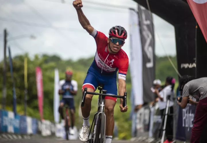 Franklin Archibold cruza la meta de primero en la prueba de ayer. Foto: Fepaci