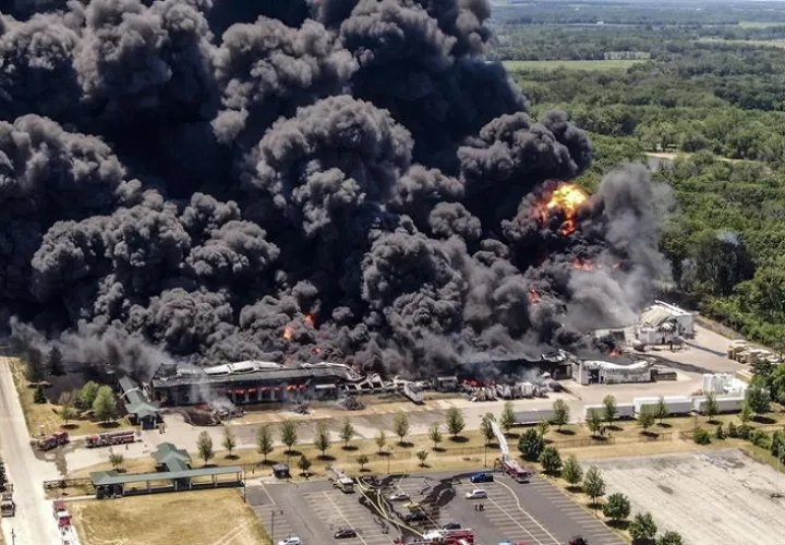 Los bomberos continúan combatiendo un incendio en la planta química Chemtool en Rockton, Illinois (EE.UU.). EFE
