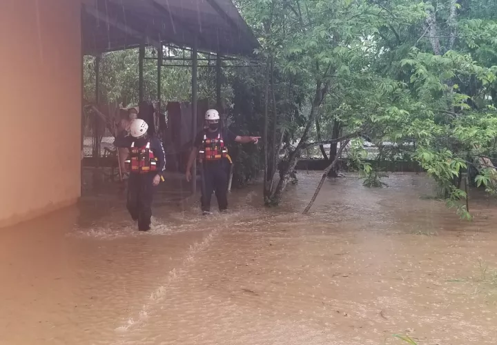 Los bomberos realizaron monitoreos para conocer las afectaciones en la provincia.