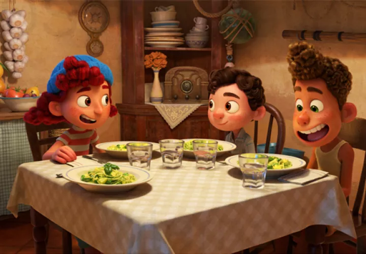 Luca es un niño tímido, pero cuando conoce a su amigo Alberto, su mundo se abre.