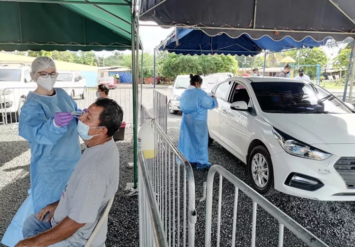 Las autoridades provinciales recurren, además de la vacunación masiva de la población, a reforzar equipos de trazabilidad.