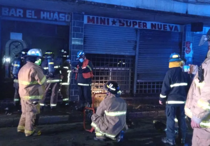 Los camisas rojas sofocaron rápidamente en incendio. Video: Alexander Santamaría 