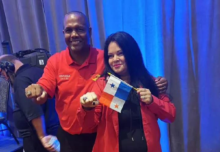 En la ceremonia de inducción al Salón de la Fama de Florida, Rodolfo Aguilar (i) junto a Dalia Durán, hija de nuestra gloria deportiva Roberto Durán. Foto: Cortesía