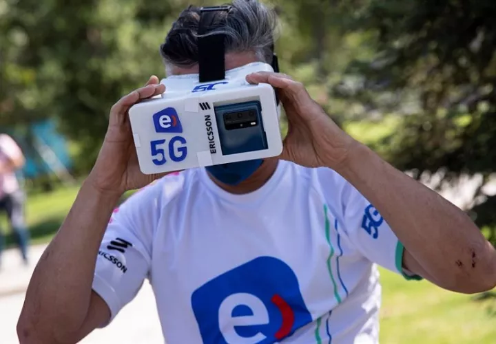 Un ciclista se prepara para realizar una prueba de conexión a la red 5G. EFE