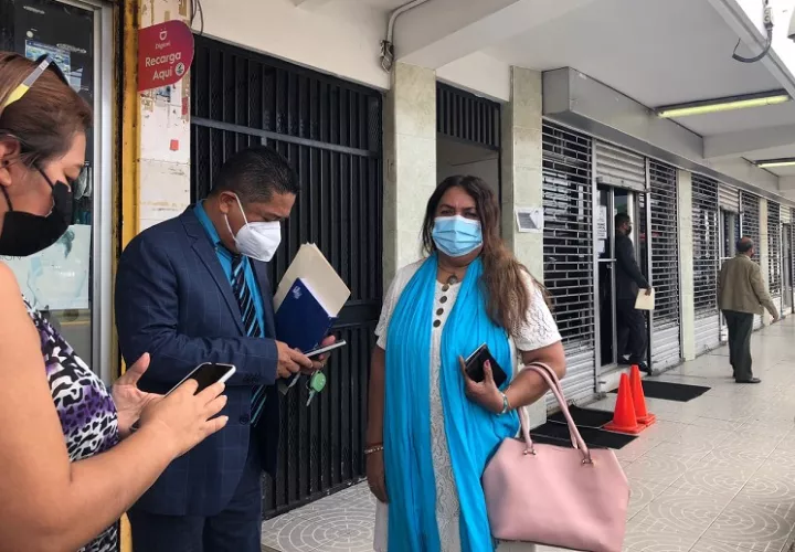 En la imagen aparece la educadora Fulvia Ábrego, a su salida del Tribunal.