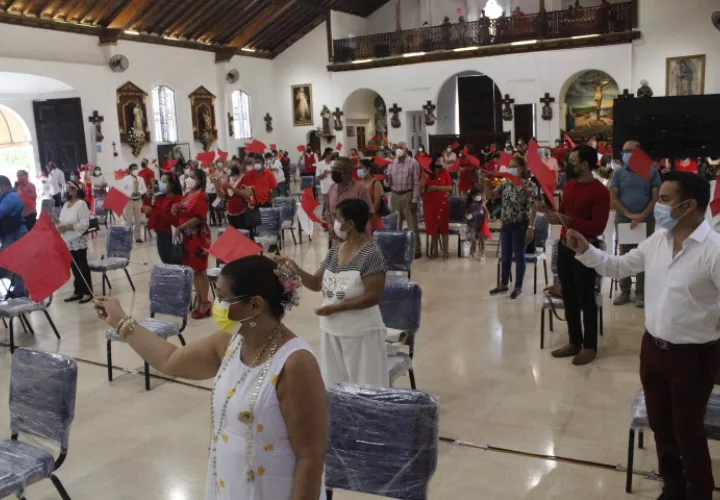 Algunos danzantes de diablicos sucios salieron por un corto periodo a la calle, y recorrieron los alrededores del parque Unión.