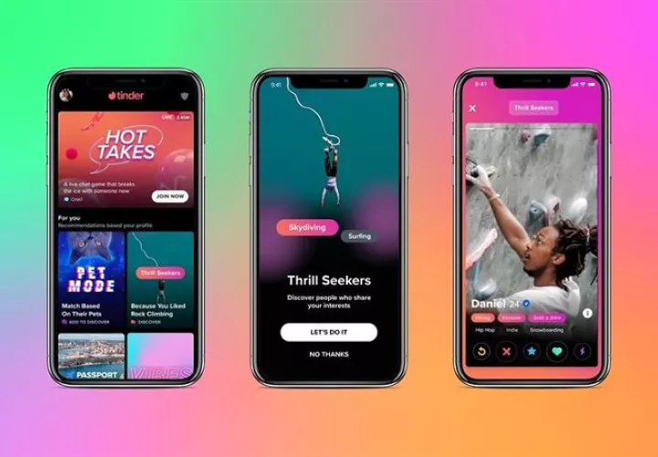 Fotografía cedida por la aplicación de citas Tinder en la que se registraron varias pantallas de teléfonos inteligentes con vídeos de presentación. EFE
