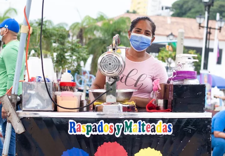 Los pagos digitales han ayudado a los vendedores informales a aumentar sus ventas. Foto / Ana Quinchoa.