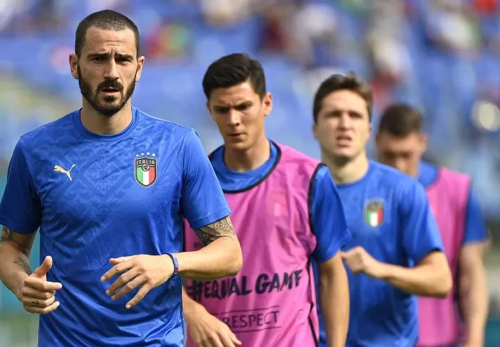 Leonardo Bonucci (i), capitán de la selección italiana. Foto:EFE