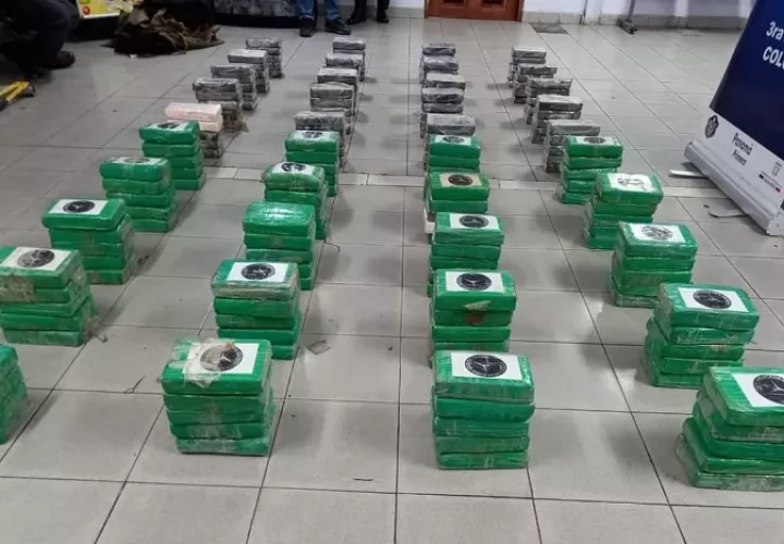 Los paquetes estaban forrados con cinta adhesiva color verde, al momento de la verificación.