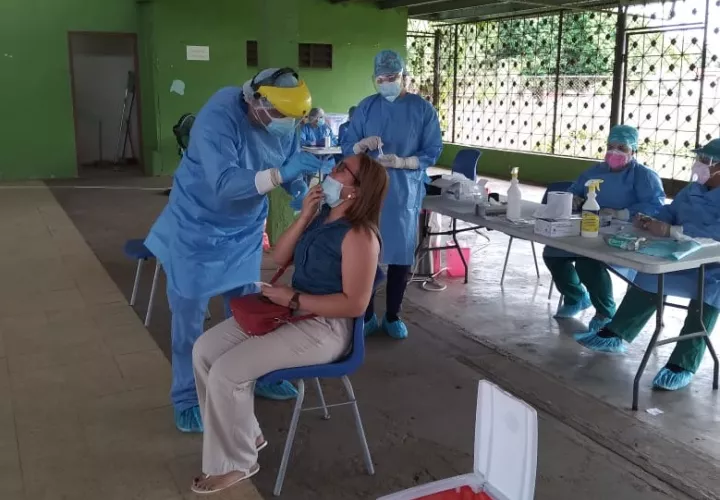 Policlínica &quot;Dr. Manuel de J. Rojas&quot;, a través de su personal de salud, inició realizó jornada de hisopados en Casa del Pueblo de Pocrí.
