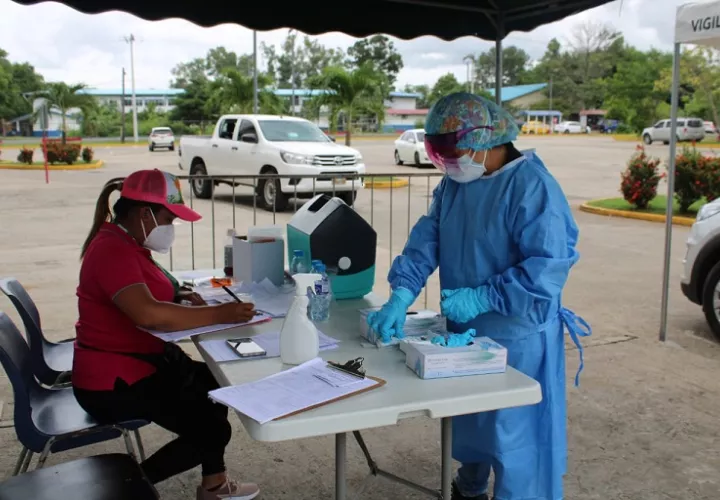 Los distritos con más casos positivos están Santiago con 540 casos activos positivos, Atalaya (130), Soná (30), Las Palmas (27), La Mesa (27), Calobre (24), Santa Fe (23).