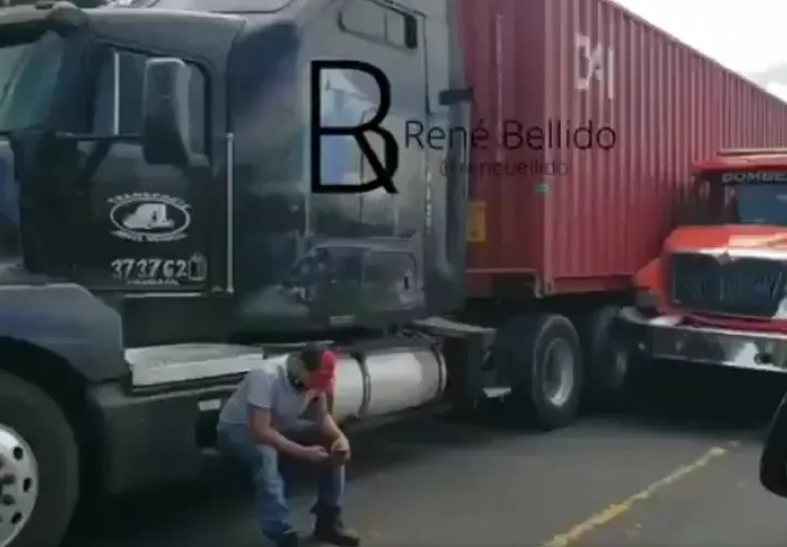 Cuatro bomberos resultaron lesionados.