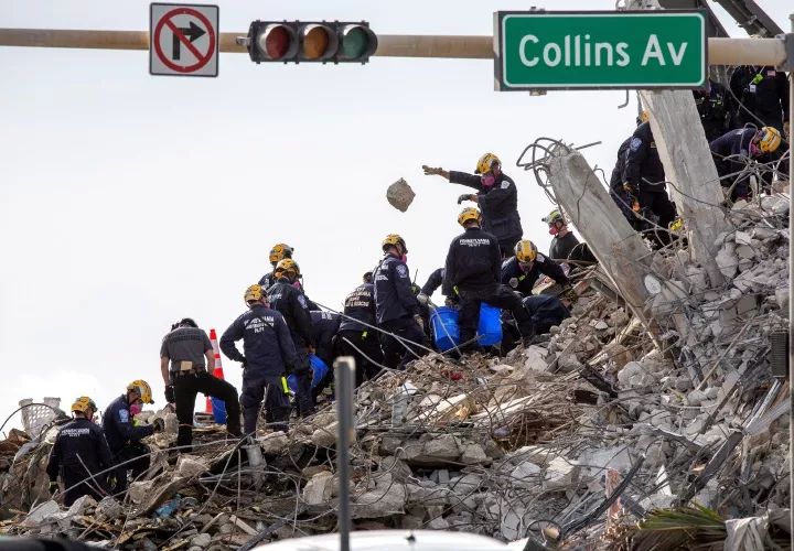 Unos 200 socorristas se hallan en el sitio de la tragedia. EFE