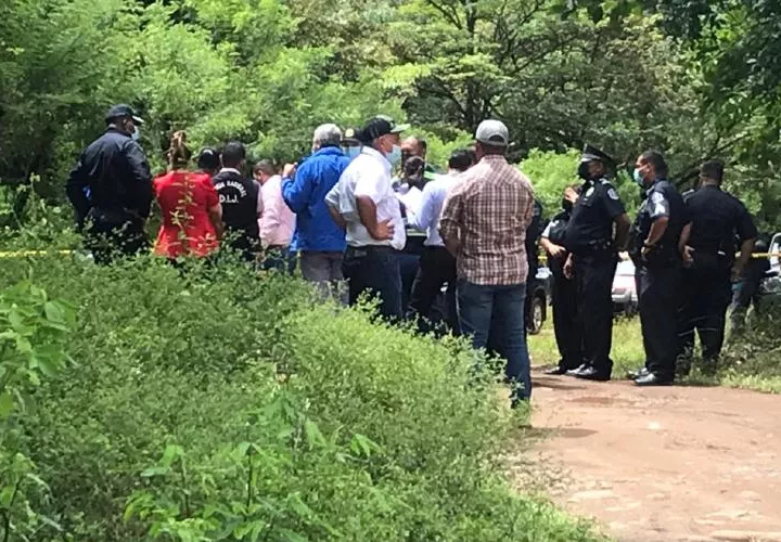 Autoridades en el levantamiento del cadáver. Foto: Mayra Madrid