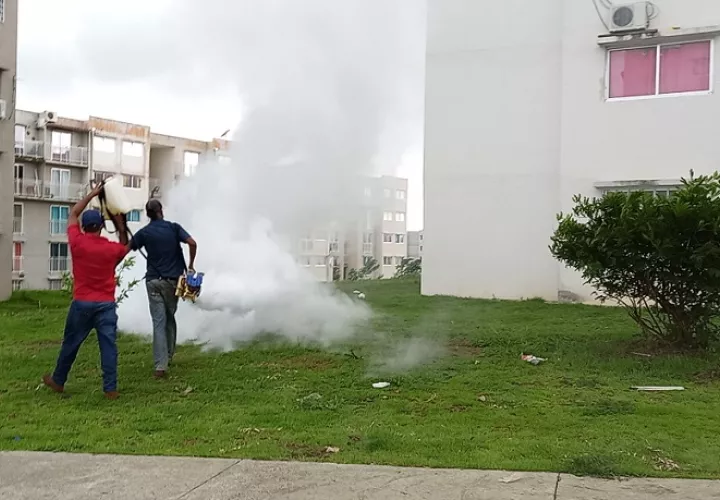 En el corregimiento de Vista Alegre, se procedió a realizar una jornada de desinfección en los edificios de Ciudad Esperanza, luego de confirmarse varios casos de coronavirus.
