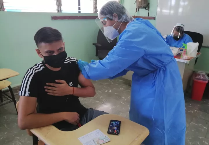 Las autoridades esperan vacunar al resto de la población durante el fin de semana, a pesar de la cuarentena dominical.