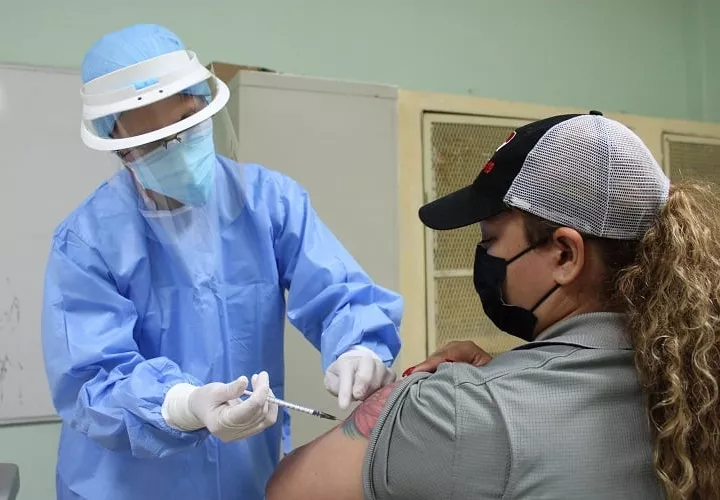 Durante cuatro días los equipos del Ministerio de Salud (Minsa) y Caja de Seguro Social (CSS) se distribuyeron en 17 centros de vacunación para cubrir el máximo de este grupo poblacional.