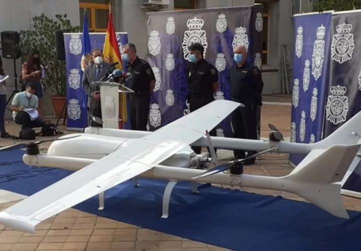 Junto con la aeronave se decomisaron 85 kg de drogas y se capturaron a tres personas en Francia y una en España. tp