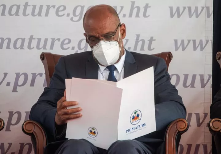 El nuevo primer ministro de Haití, Ariel Henry, fue registrado este martes, durante la toma de posesión del nuevo Gobierno haitiano, en Puerto Príncipe (Haití). EFE