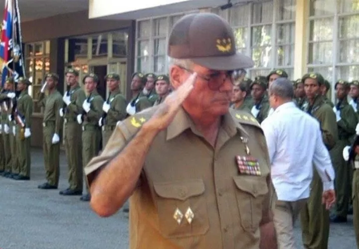 Fotografía de archivo del 28 de diciembre de 2005 que muestra al militar cubano Álvaro López Miera mientras pasa revista a las tropas en la gran unidad de tanques Rescate de Sanguly, en La Habana (Cuba). EFE