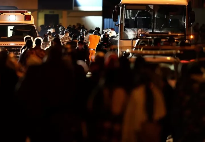 Familiares de reos esperan información tras haberse presentado un motín en la cárcel de Latacunga (Ecuador). EFE