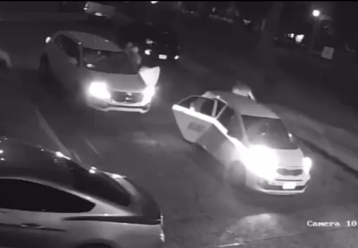 El asalto fue captado por las cámaras de videovigilancia de un inmueble.