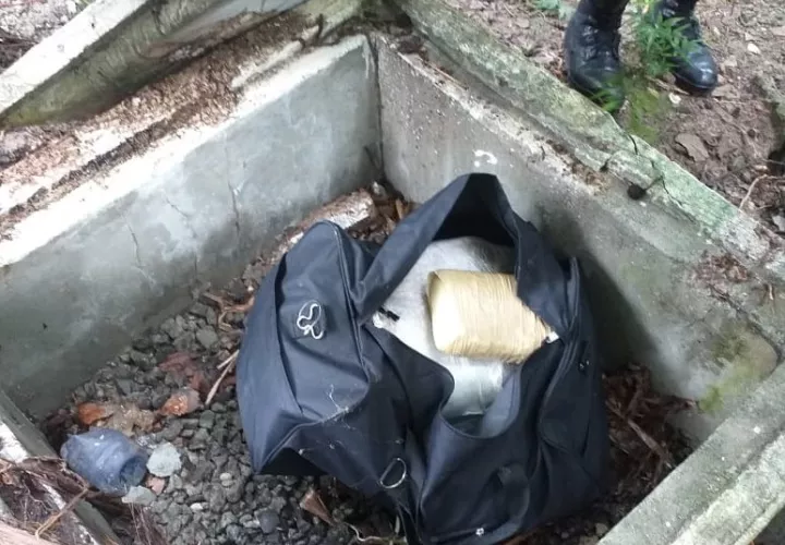 La droga estaba oculta en un caleto en un lote baldío.