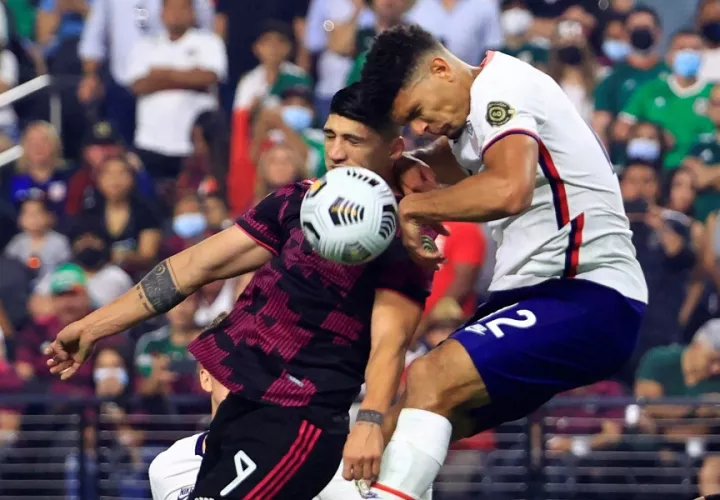 Miles Roninson (d) de Estados Unidos disputa un balón con Alan Pulido, de México. /EFE