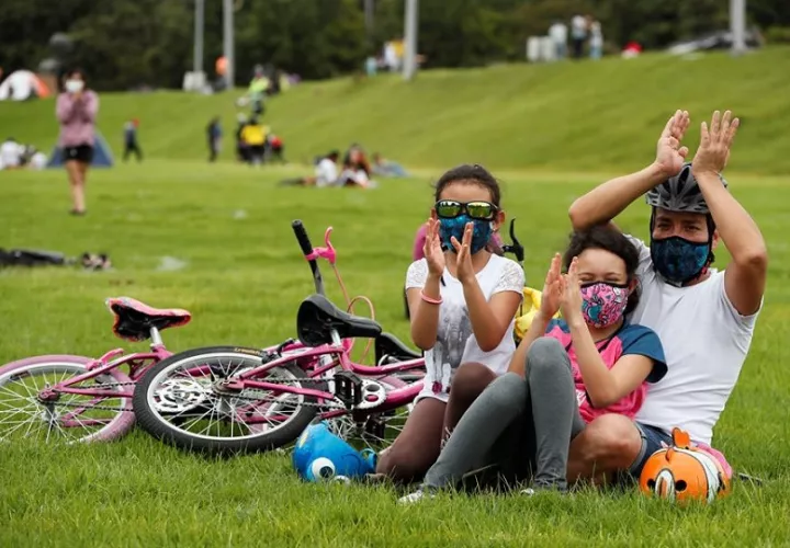 Familias disfrutan de un concierto al aire libre en un parque. EFE