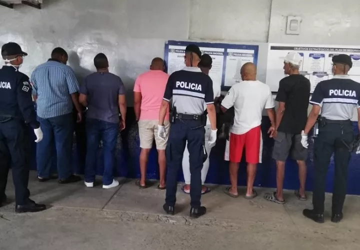 En la imagen aparecen varias personas retenidas por violar el toque de queda en Colón.