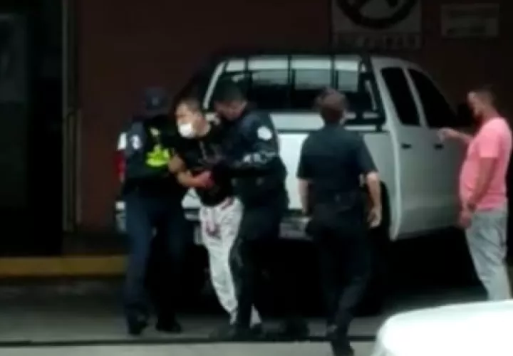 Unidades de la Policía Nacional ayudan al herido a descender del vehículo a su llegada al Hospital Santo Tomás. 