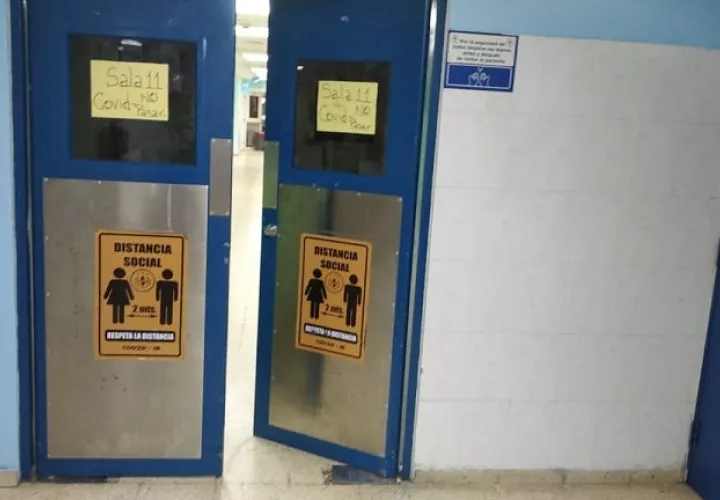 Vista general de la puerta de acceso a la sala Covid-19 del hospital de Colón.